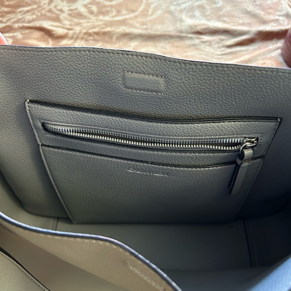 Calvin Klein Tote with matching cosmetic bag - Picture 4 of 8
